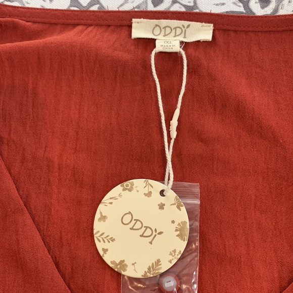 Boutique | Crinkle Knit Button Loop Ruffle Blouse | Rust Orange | Plus Size 1X - Picture 3 of 8